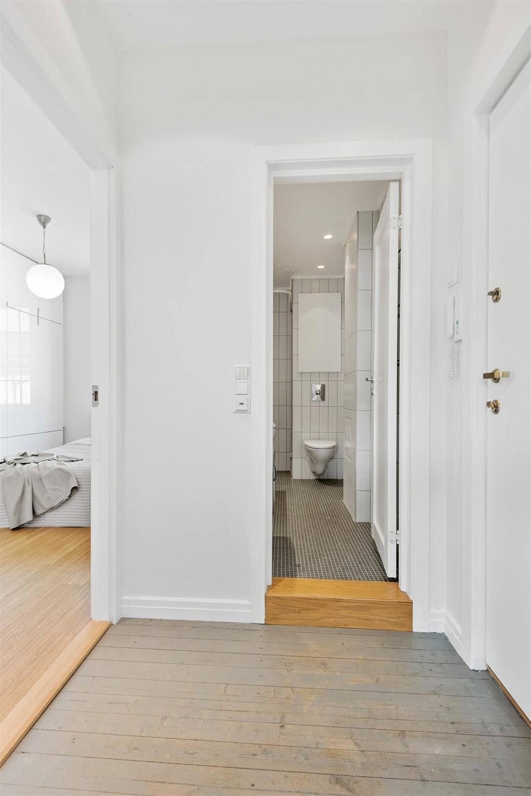 Det første som møter deg er den lyse entreen med flotte tregulv og god takhøyde. Ved siden av entreen er det et stort kott under trappen med god plass til oppbevaring av klær og sko. Her er det også god plass til leilighetens sentralstøvsuger. Galleribilde