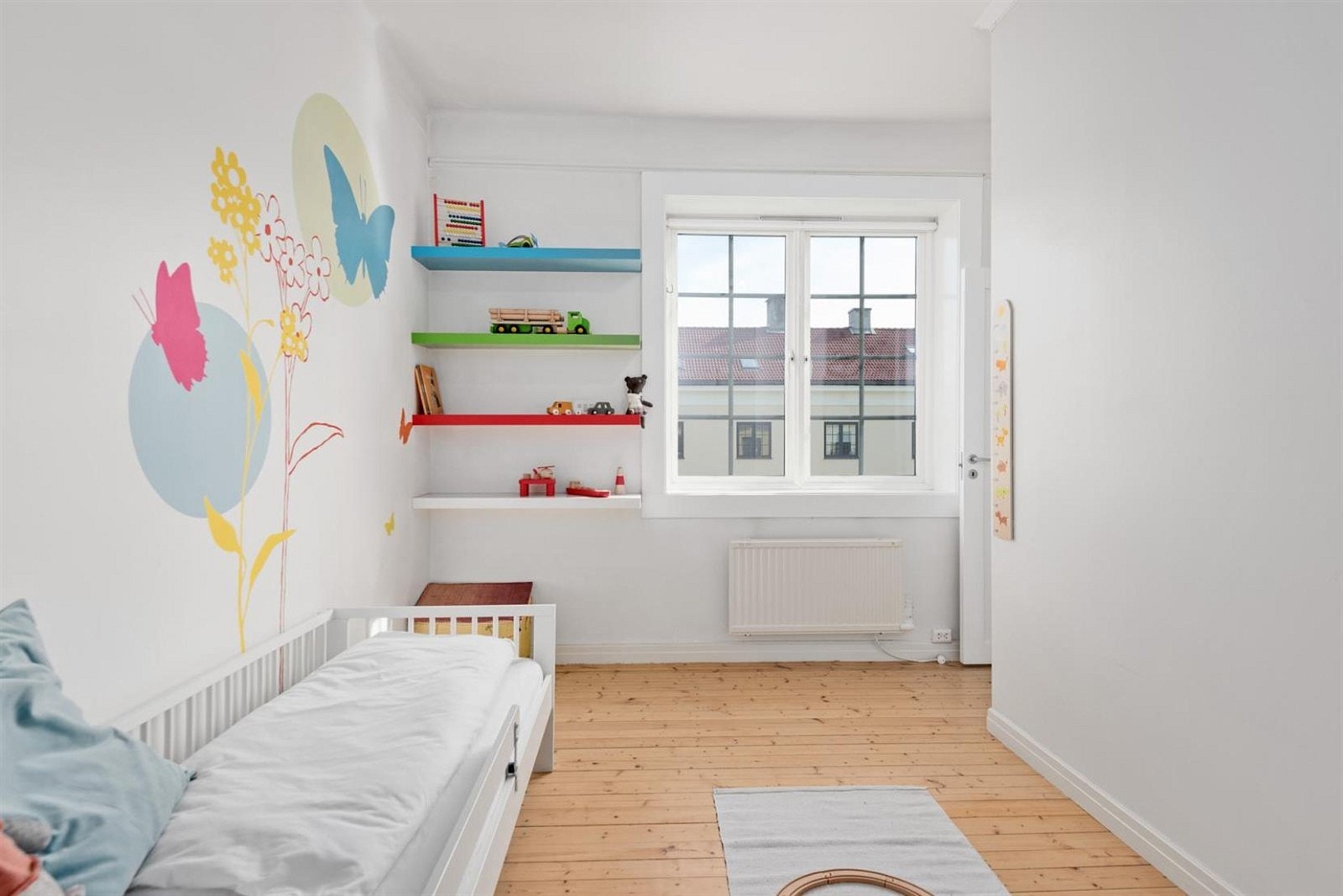 Soverom to har god plass til seng, nattbord, skapinnredning og skrivebord om man ønsker det. Soverommet har originale tregulv og lysmalte vegger. Som i etasjens øvrige rom er det også her et stort vindu som slipper inn rikelig med naturlig lys. Galleribilde