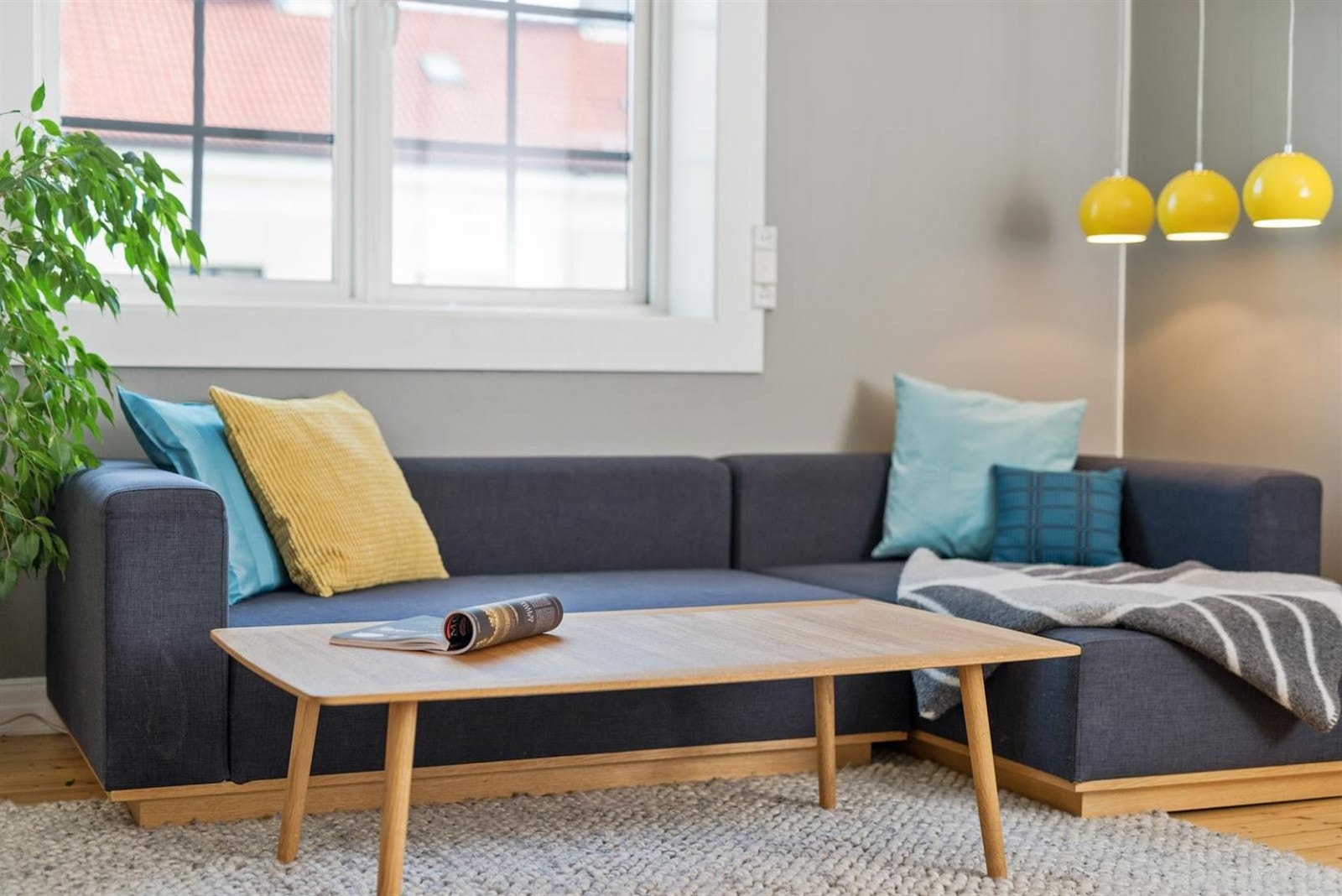 Rommet ble i 2015 malt i en lekker gråtone som står pent i kontrast til det hvite taket. Dette er et hyggelig rom for samling med venner eller rolige kvelder med fyr i peisen. Galleribilde