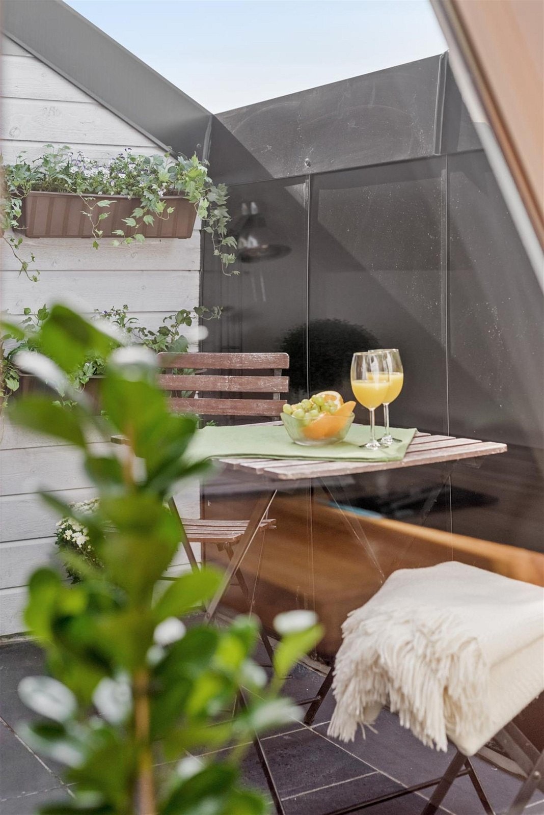 Hyggelig vestvendt takterrasse med gode solforhold. Setter man seg ned her blir man fort sittende en stund. Galleribilde