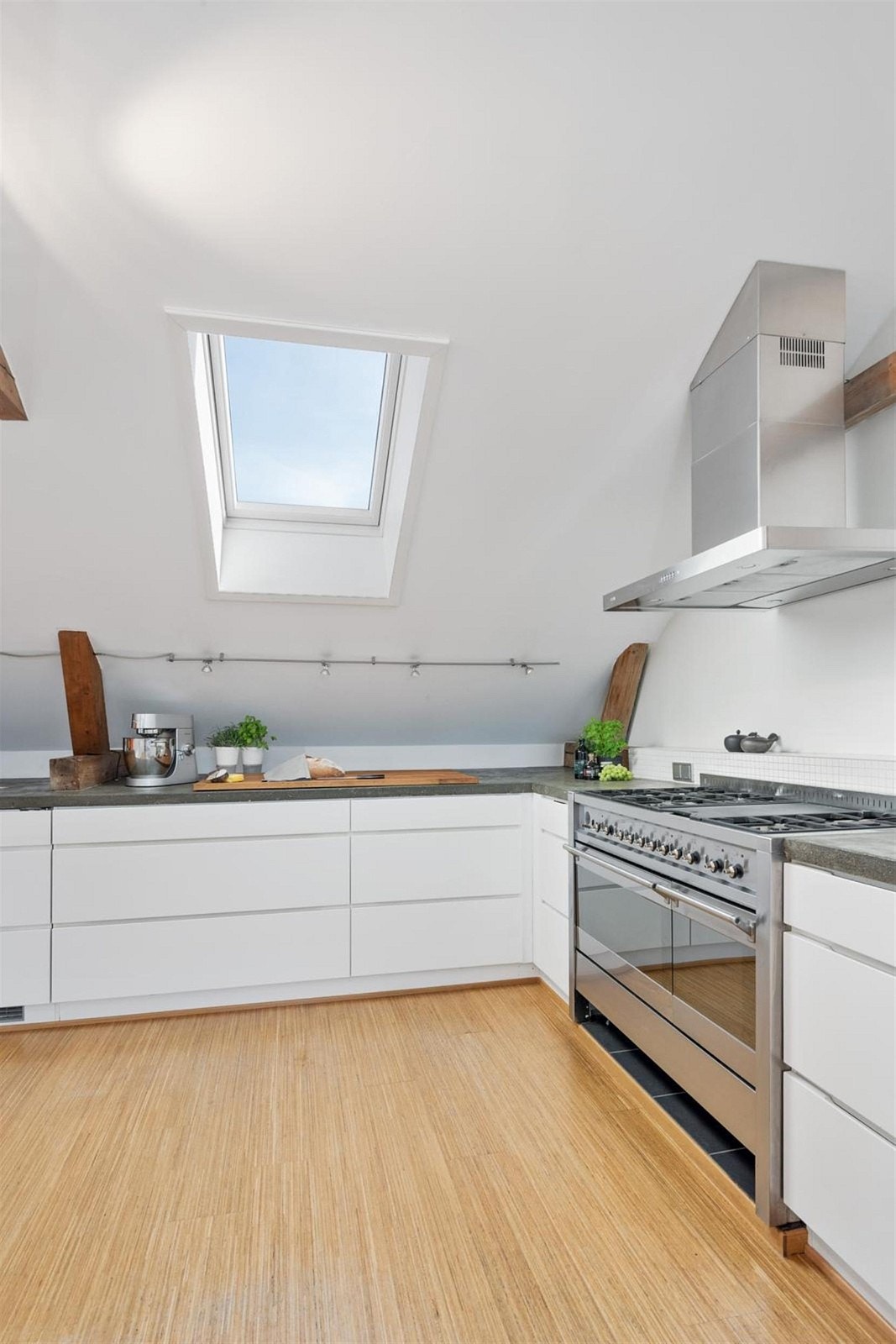 Takvinduene på kjøkkenet, kombinert med takterrassen gjør hele etasjen lys og luftig. Galleribilde