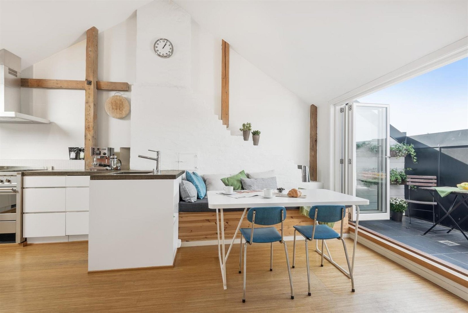 Spisestuen fungerer godt som en naturlig og sosial tilkobling til kjøkkenet. På sommerstid kan man dra balkongdørene helt til side slik at dette blir en naturlig forlengelse av spisestuen. Åpner man dørene føler man nesten at spisestuen er utendørs. Galleribilde