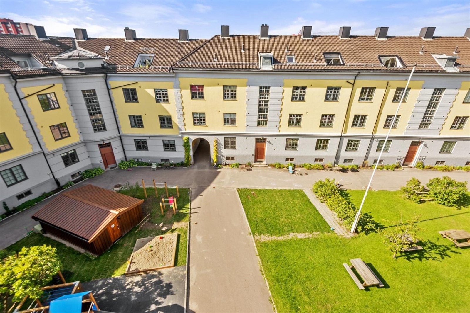 Bilde tatt over kanten fra takterrassen. Galleribilde