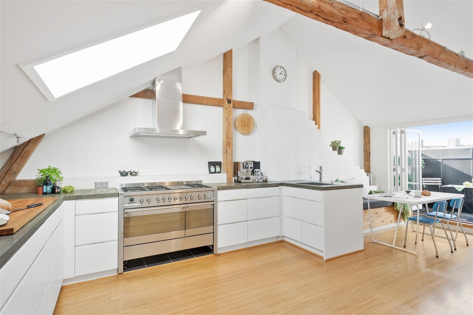 DNB Eiendom V/ Anders Wold & Gøran S. Verstad har gleden av å presentere denne lekre, gjennomgående loftsleiligheten over 2 plan. En leilighet med klassike detaljer og moderne innspill. Galleribilde