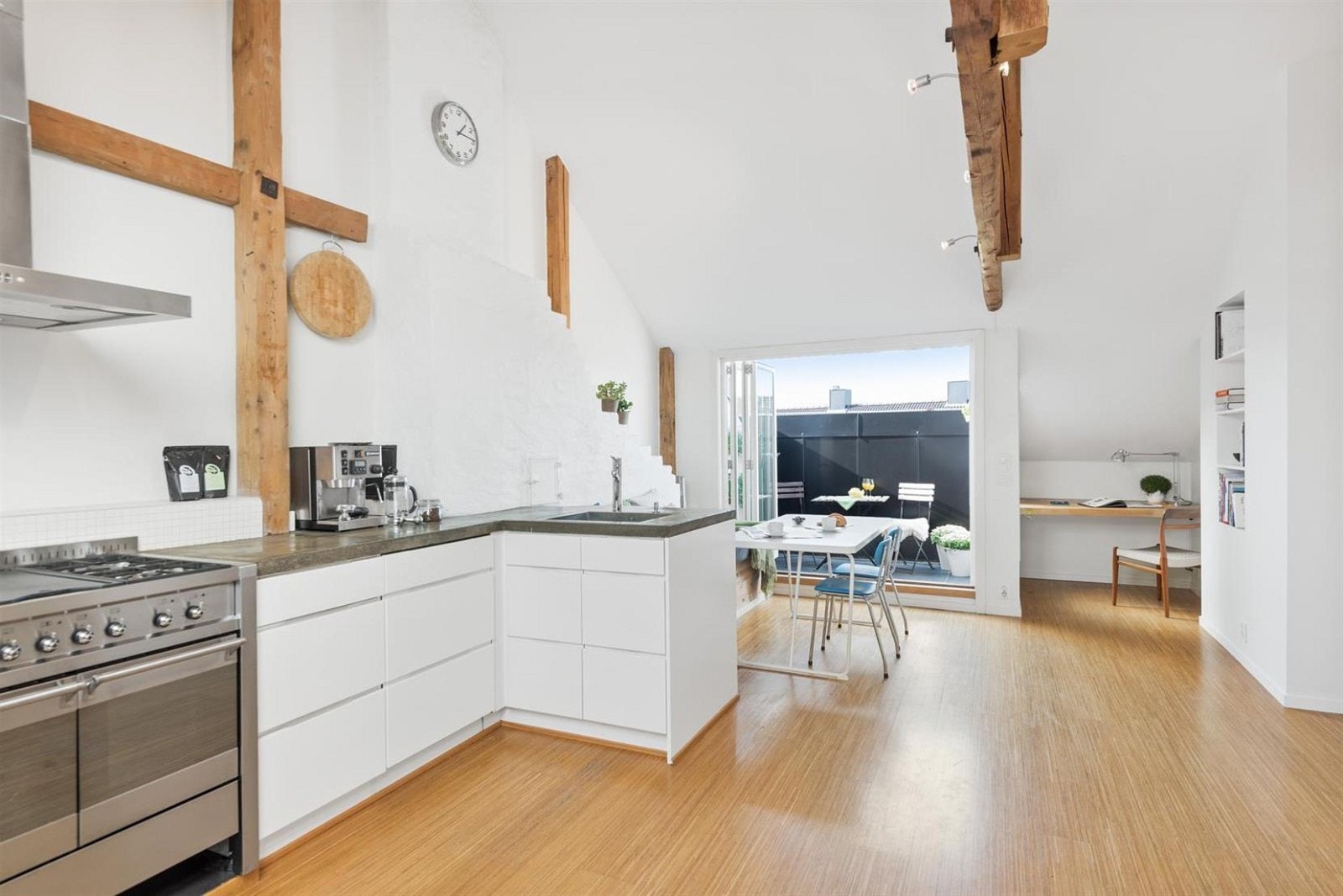 Kjøkkenet er en veldig sosial sone med naturlig tilkobling til spisestuen ved siden av. Galleribilde