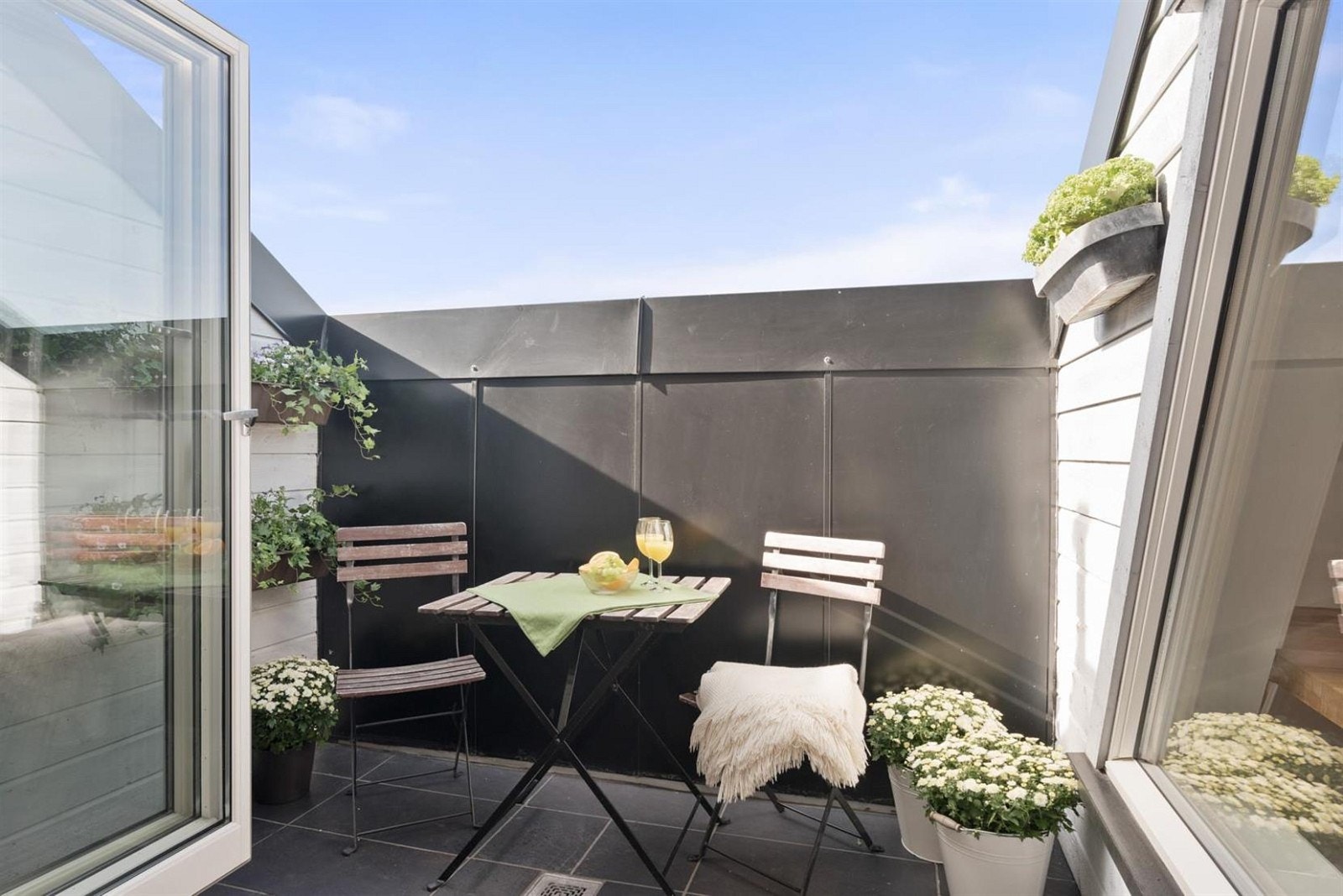 Som en forlengelse av loftsetasjen har man utgang til den flotte vestvendte takterrassen med gode solforhold. Terrassen er på ca. 4 kvm. og har god plass til stoler, bord, grill og blomsterkasser. Galleribilde