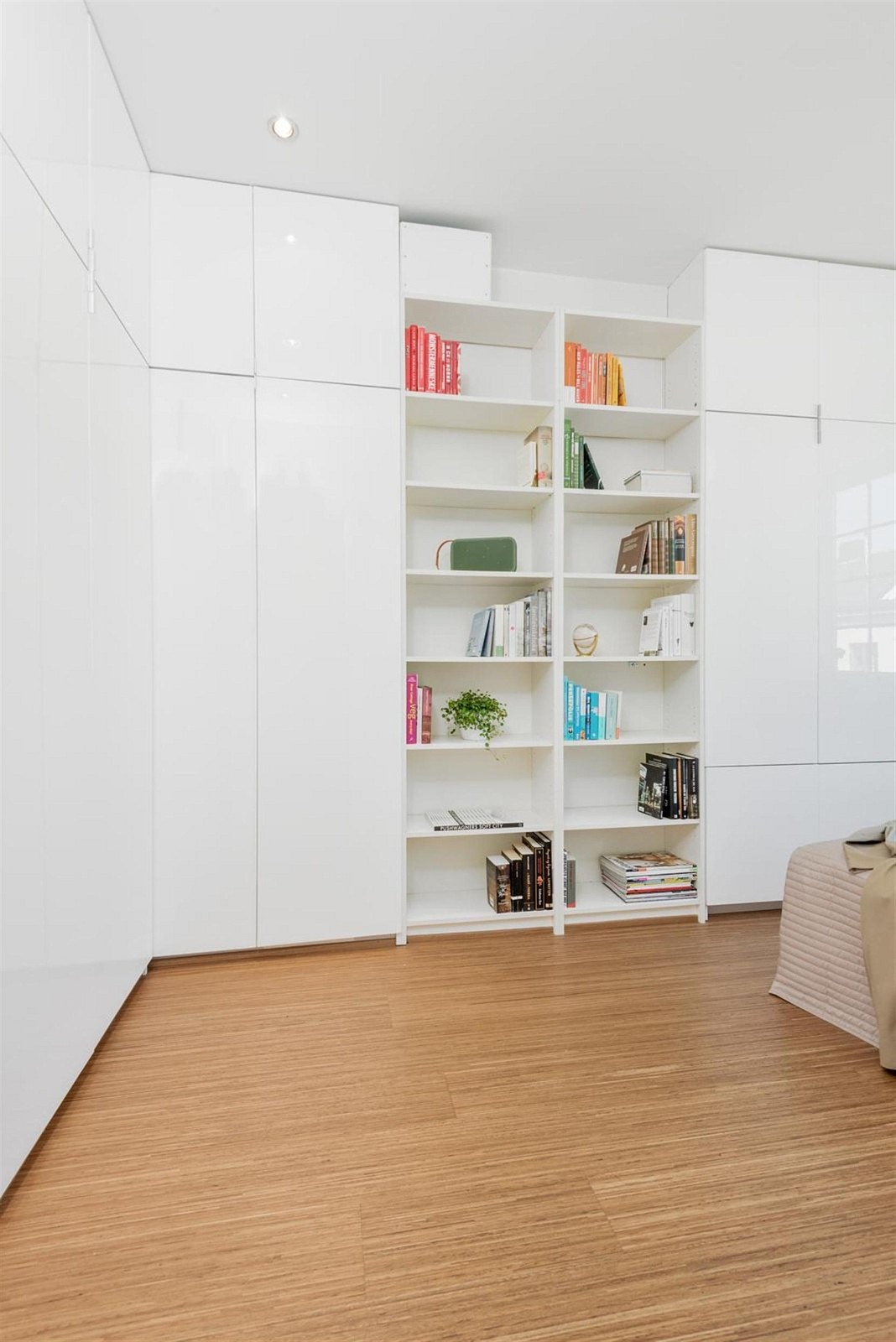 Garderoben strekker seg langs to av veggene og har godt med oppbevaringsplass. Soverommet har parkett på gulv og hvite vegger malt i 2015. Her er det også et stort vindu som slipper inn rikelig med lys og gir soverommet en veldig god romfølelse. Galleribilde