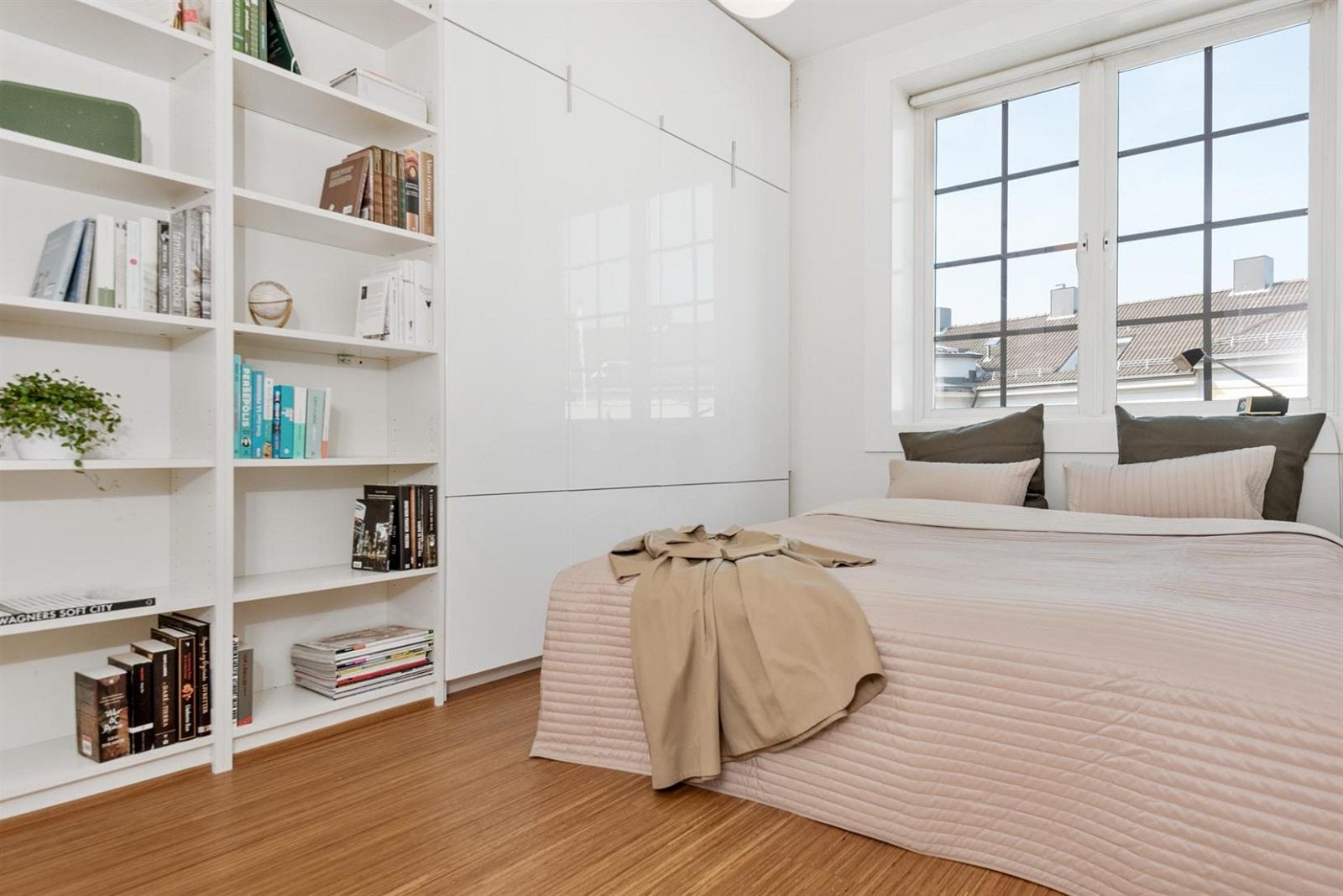 Fra entreen har man tilgang på det største soverommet som er vendt ut mot den rolige og grønne bakgården. Soverommet er av sjenerøs størrelse med god plass til dobbeltseng og oppbevaring. Her er det en stor plasstilpasset skapinnredning i hvit høyglans. Galleribilde