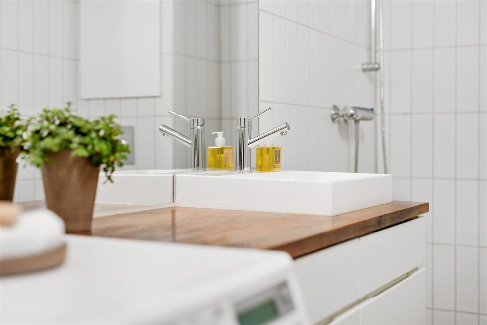 Lekker servant med heltre benkeplate i valnøtt. Galleribilde