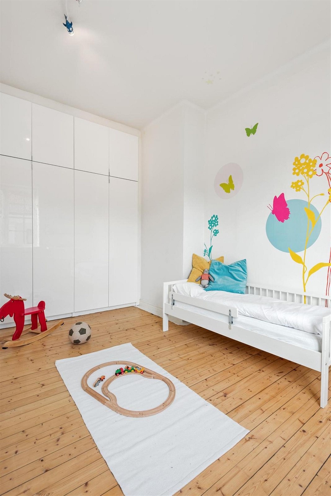 I enden av rommet er det en stor plasstilpasset skapinnredning i hvit høyglans. Barnerom, gjesterom eller kontor? Her er mulighetene mange! Galleribilde