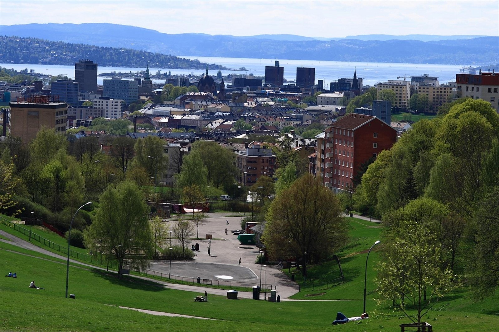 Få minutters gange fra leiligheten finner man Torshovdalen. En hyggelig park med utsikt nedover byen. Like ved ligger også flotte Torshovparken. Galleribilde