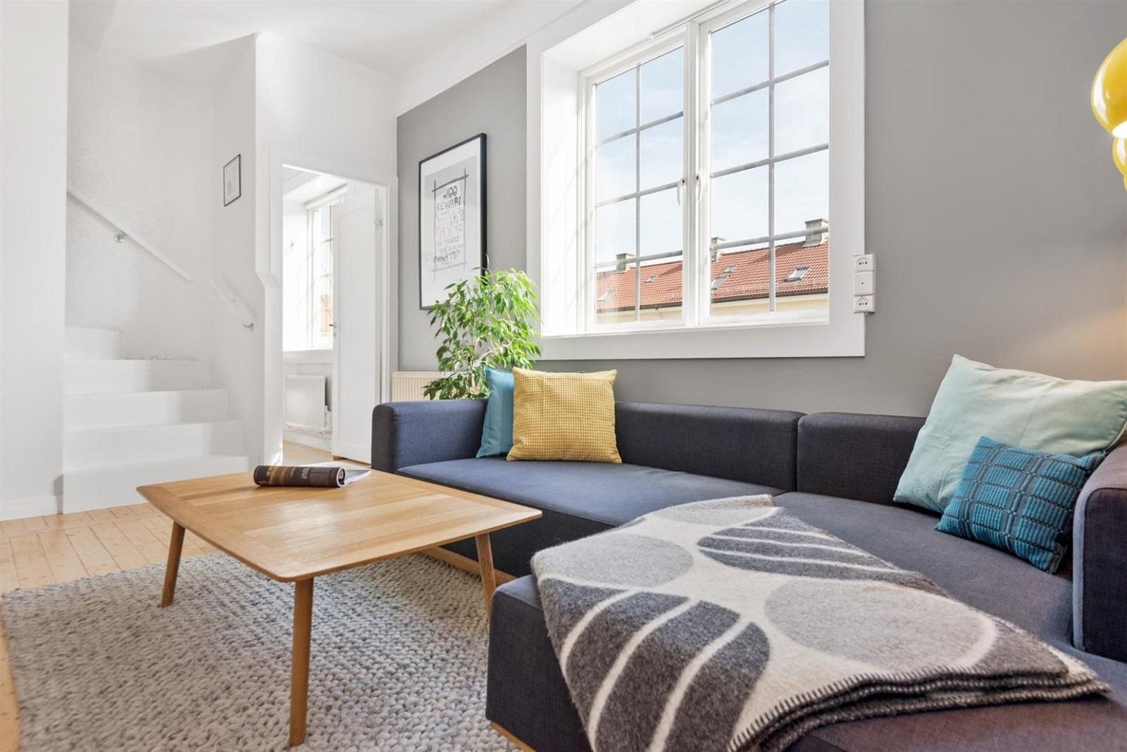 Fra stuen går det en trapp opp til loftsetasjen. Under trappen er det et stort kott med god oppbevaringsplass. Galleribilde