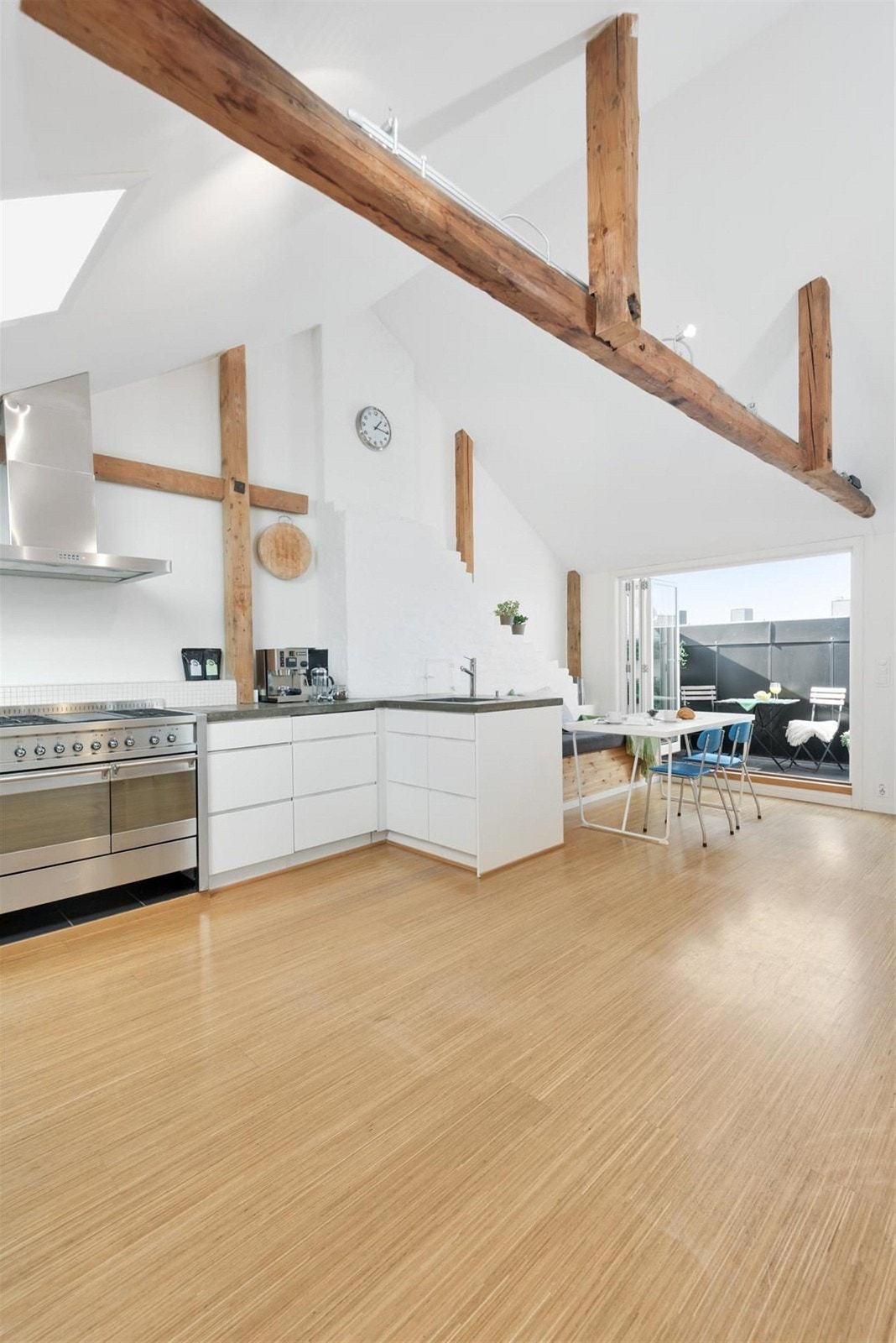 Den 3,8 meters takhøyden gir rommet en luftig og lys følelse. Galleribilde