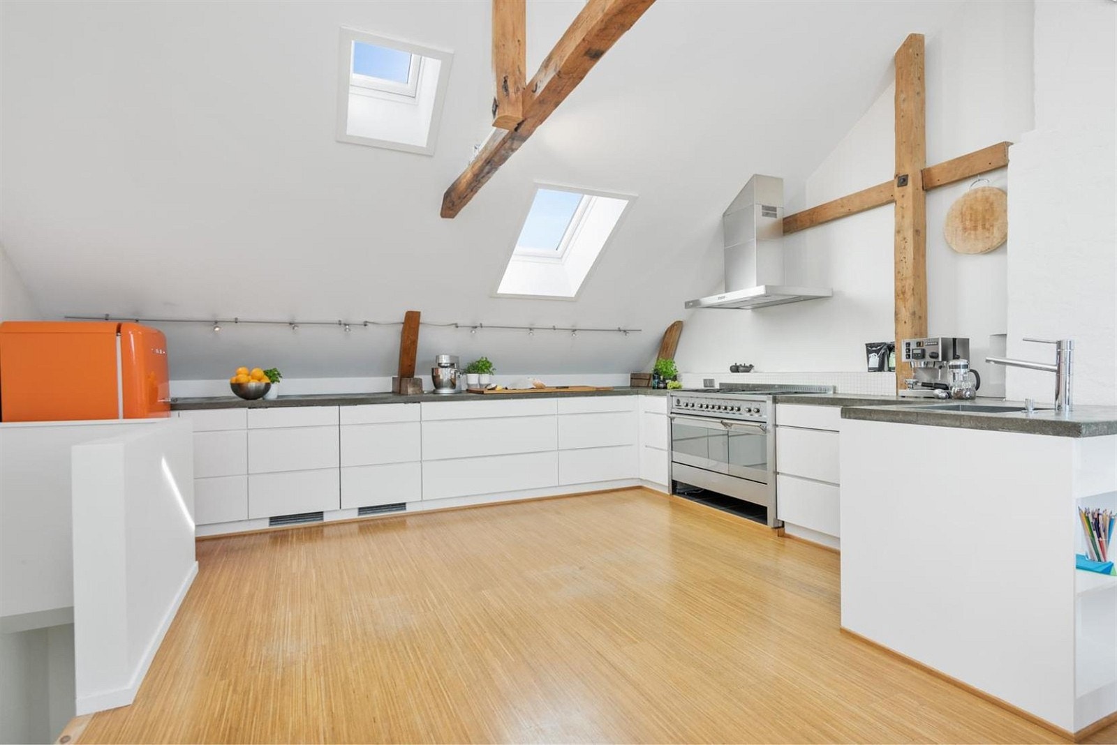 Med ca. 10 meter benkeflate i robust og behandlet betong, to frysere, Smeg kjøleskap og en eksklusiv, dobbel Smeg gasskomfyr er dette et kjøkken en mesterkokk kan misunne. Galleribilde