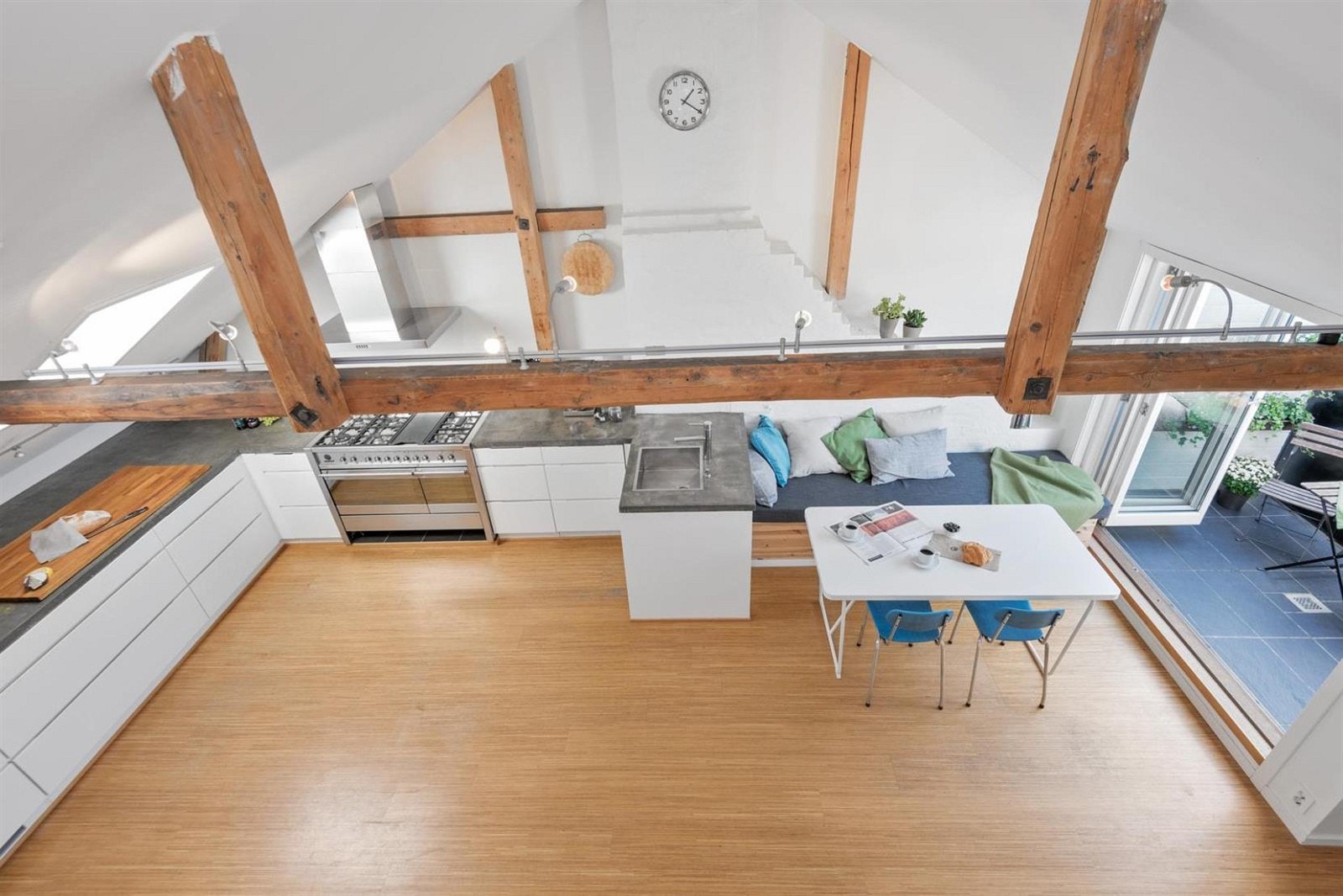 Med en takhøyde på ca. 3.8 meter og takvinduer er dette et veldig lyst og luftig rom. Galleribilde