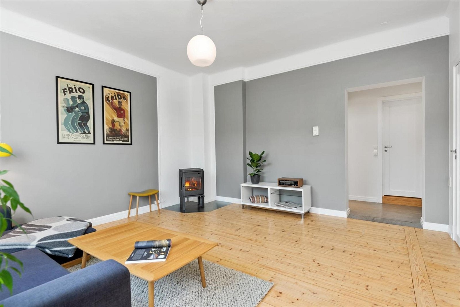 Hyggelig ildsted i hjørnet av stuen som gir god varme på kalde dager. Galleribilde