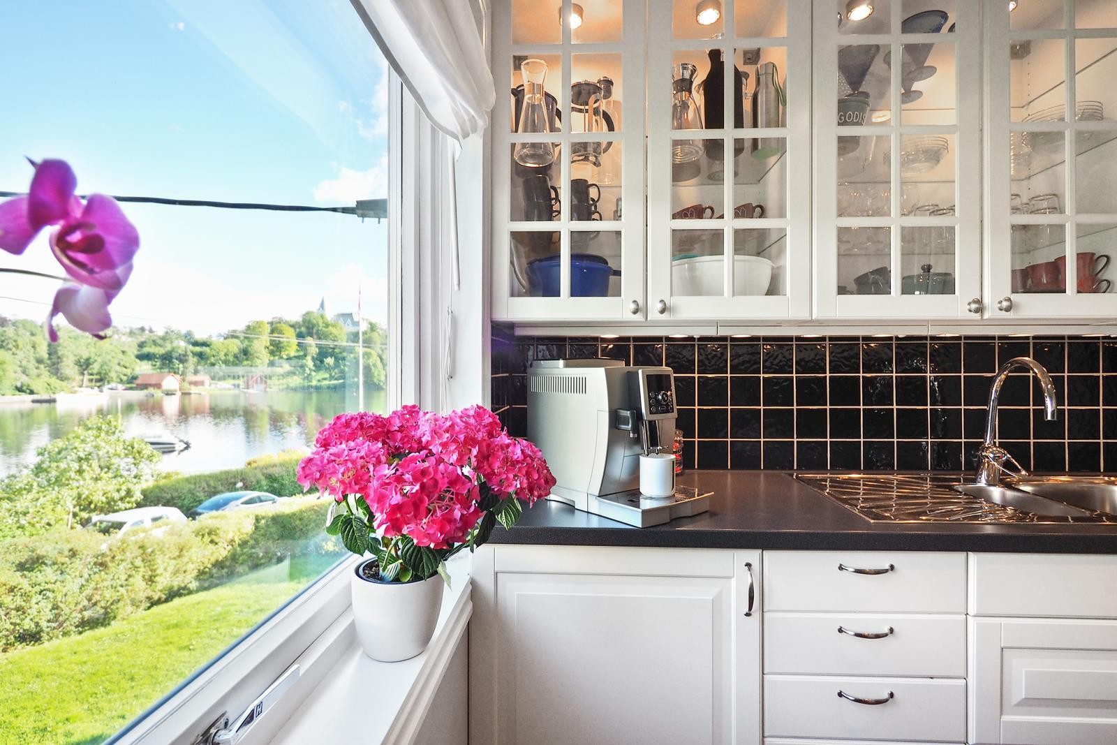 Pen skipsparkett på gulv og gjennom vinduet har man en fantastisk flott utsikt mot vannet. Galleribilde