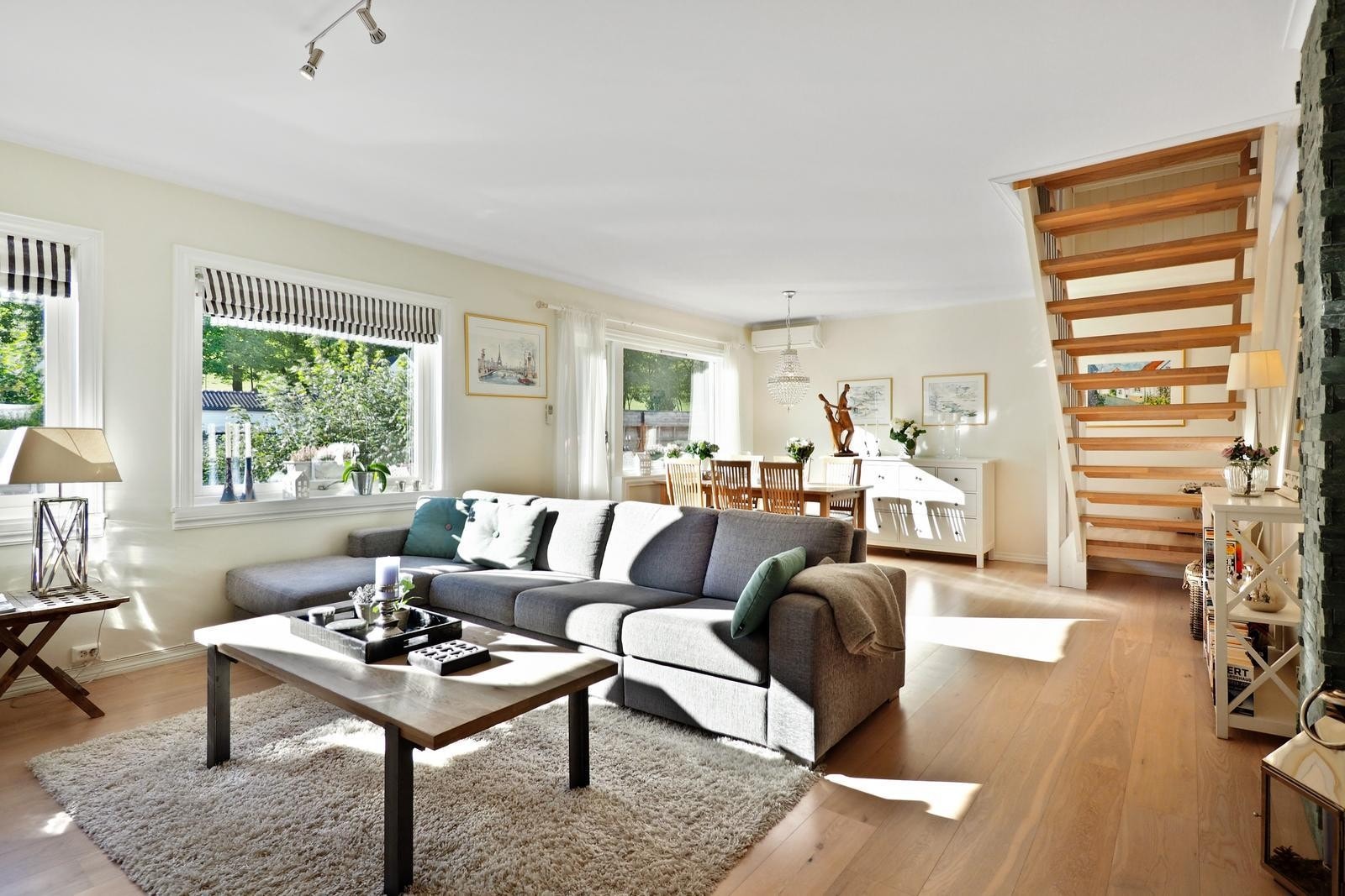 I stuen er det en lys flott parkett på gulv, malte overflater og skifersteinsforblending på skorstein. Galleribilde