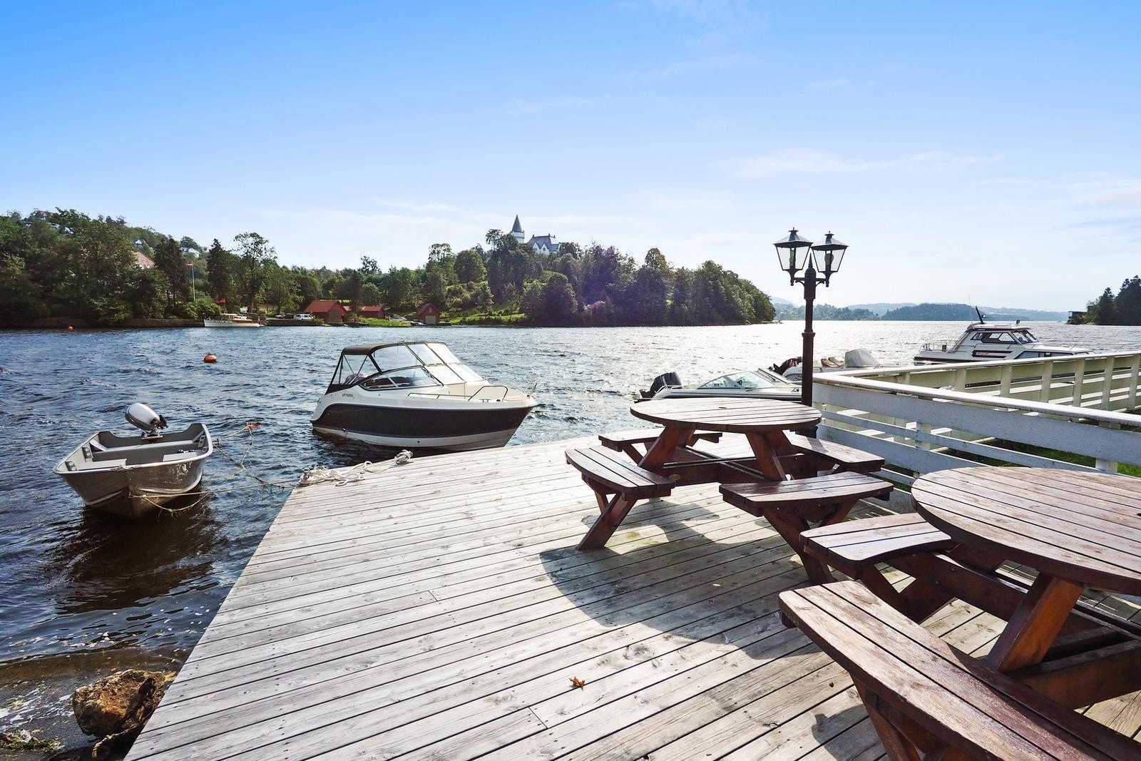 Det herlige uteområdet er også brukt til bading og grilling på sommerstid. Galleribilde