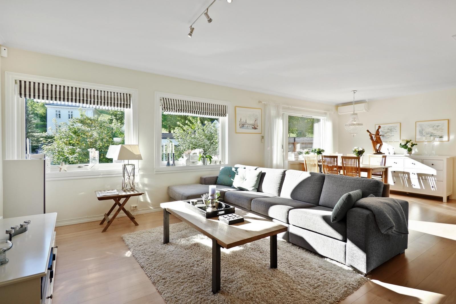 Motsatt side har du stuen som er av meget god størrelse med flere vindusflater som gir godt med naturlig lysinnslipp Galleribilde