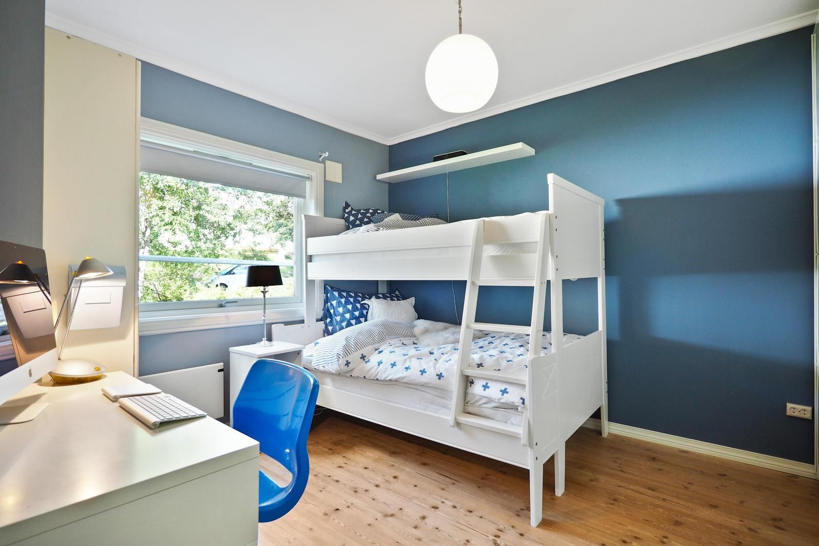 Soverom nr. 2 er også av god størrelse med plass til stor seng og arbeidspult. Galleribilde