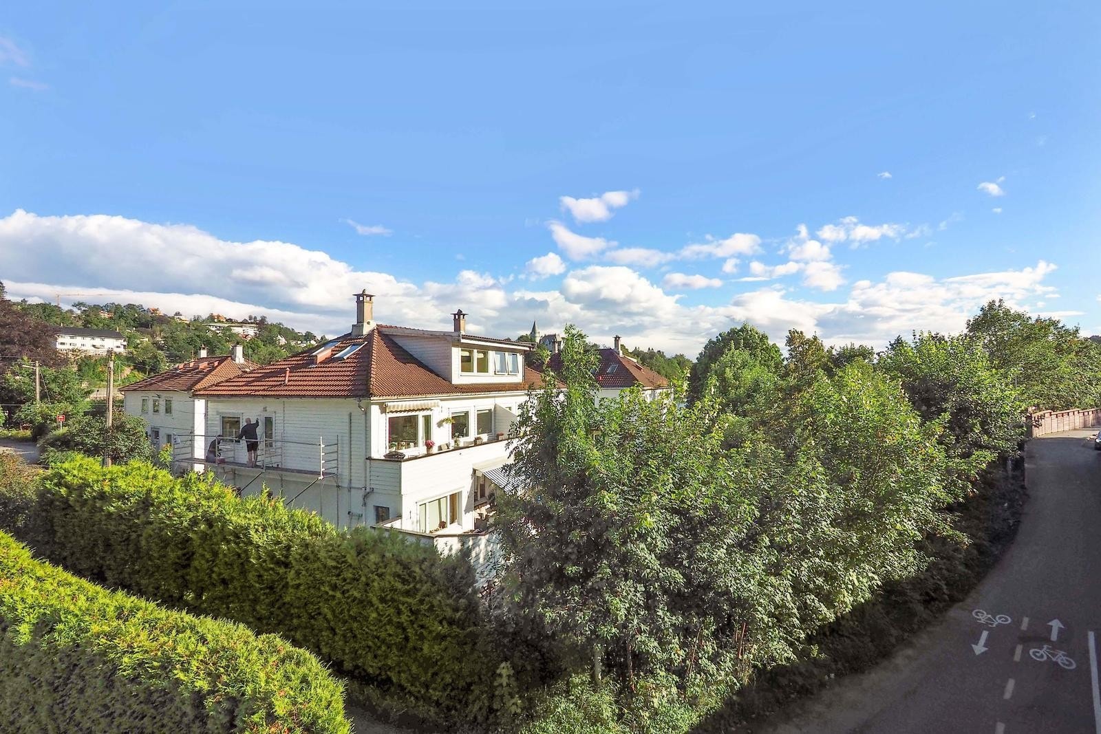 Boligen ligger barnevennlig til nær enden av en blindvei med begrenset trafikk. Det er kort vei til buss, skoler, barnehager, flere idrettsanlegg og dagligvarebutikker. Galleribilde