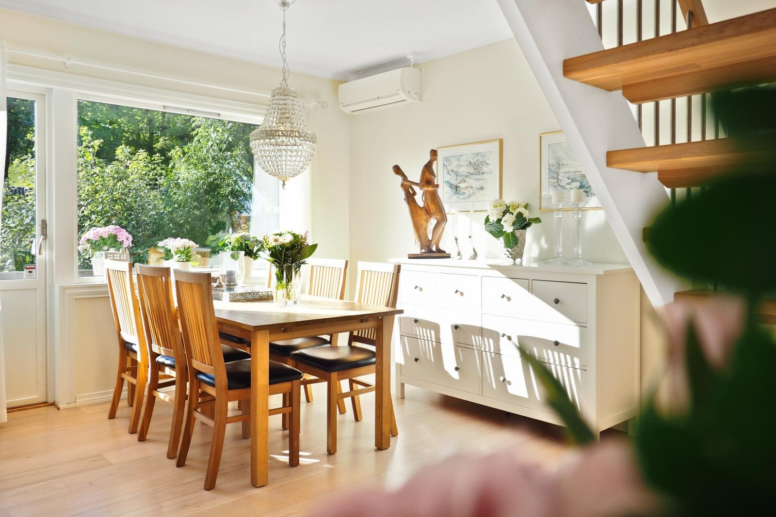 I stuen er det plass til en spisestuegruppe til flere gjester og en sofagruppe. Fra stuen er det utgang til terrassen. Galleribilde