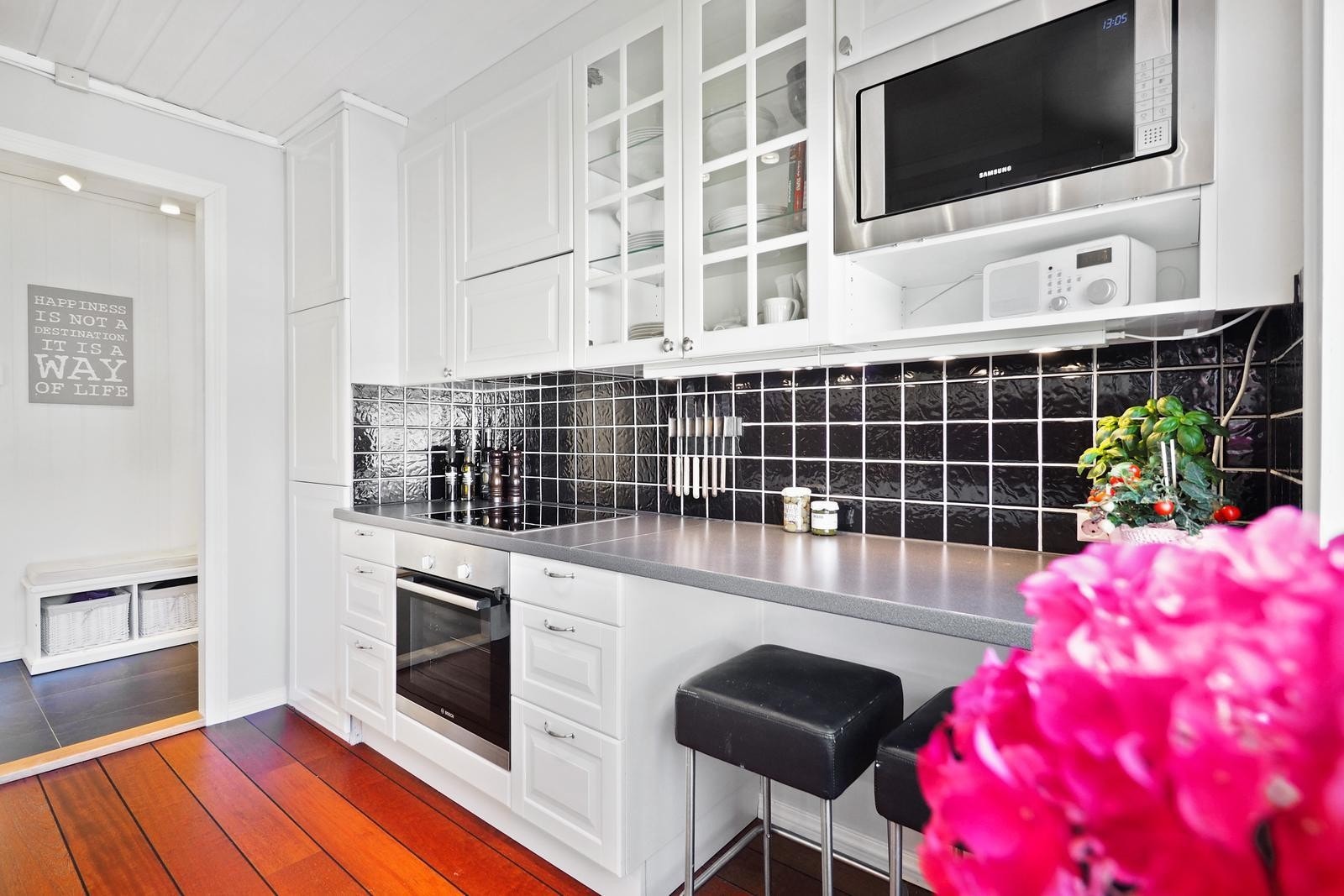 Integrerte hvitevarer som stekeovn, platetopp med induksjon og microbølgeovn. Det er selvsagt opplegg til oppvaskmaskin. Smart løsning til en rask frokost med barstoler til deler av kjøkkenbenken. Galleribilde