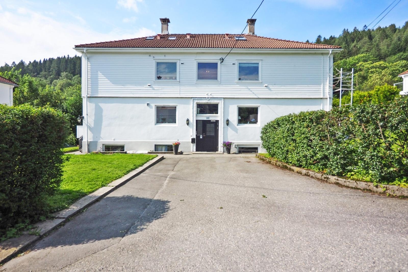 Gamlehaugvegen 44. Nevnte leilighet ligger i boligens 2. etasje og går over 2 plan. Velkommen skal du være! Galleribilde