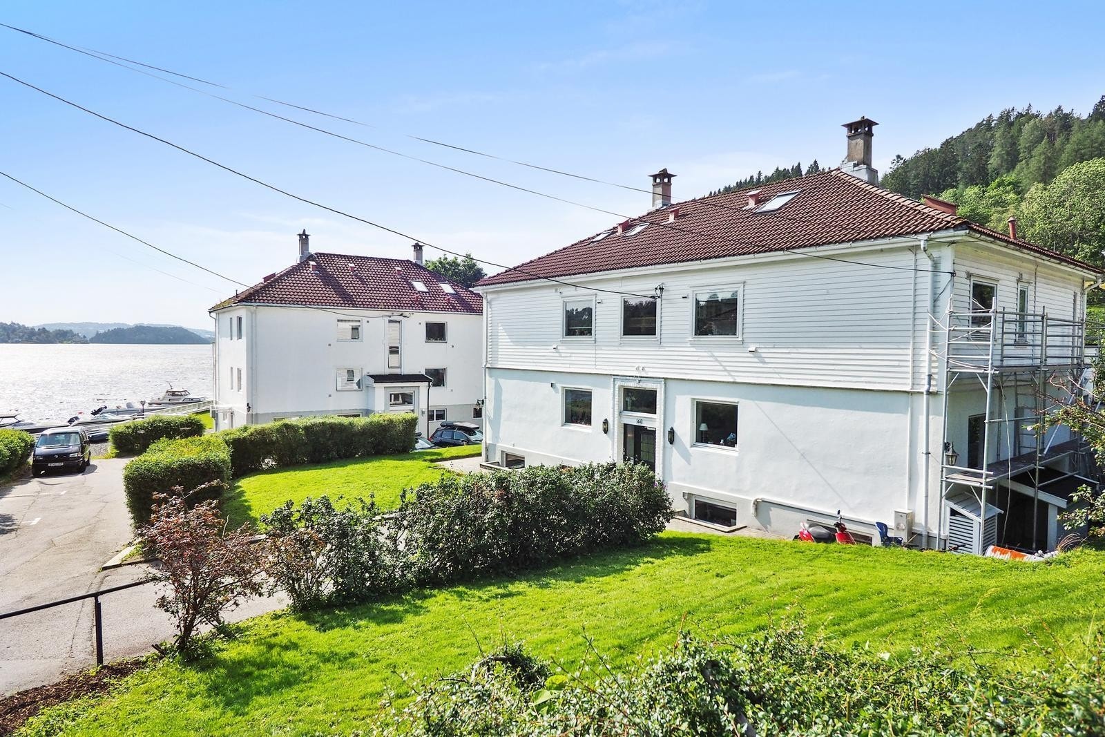 Velkommen inn til en lekker leilighet som ligger naturskjønt til innerst i viken til Nordåsvannet og ved vakre, ærverdige Gamlehaugen. Galleribilde