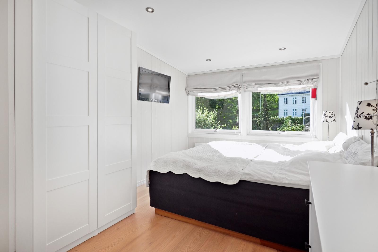 Hovedsoverommet i loftsetasjen er lyst og luftig og har god plass til dobbeltseng med nattbord. Vinduet sørger for godt med naturlig lys inn. Galleribilde