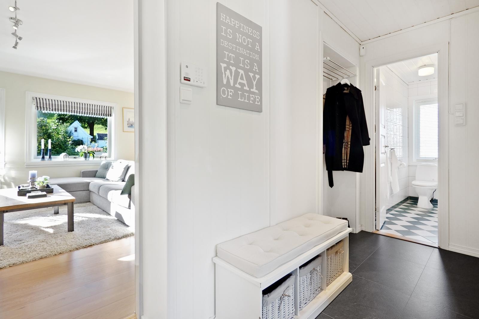 Velkommen inn i en flott entre med varmekabler i gulv. Herfra er det videre tilkomst til kjøkken, stue, soverom og bad, før trappen tar deg opp til loftsetasjen. Galleribilde