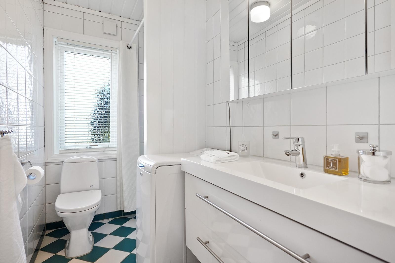 Det er bad i begge etasjene i leiligheten. Begge badene er helfliset og har varmekabler i gulv. Badet i 2. etasje har ny baderomsinnredning med servant og speilskap fra 2014. Galleribilde