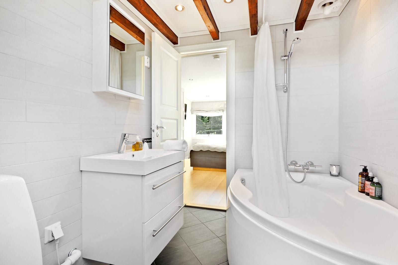 Badet i loftsetasjen ble oppgradert i 2011 av fagfolk og inneholder et kombinert hjørnebadekar med dusj, toalett og servant med møblement. Galleribilde