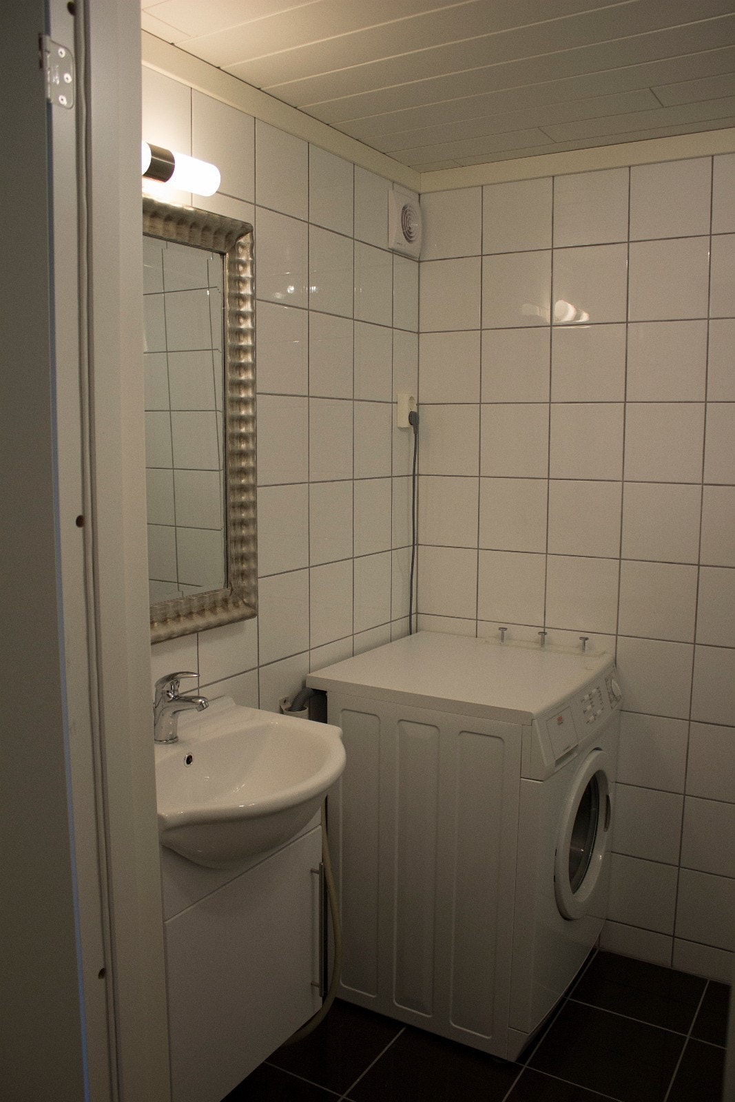 Bad med vaskemaskin Galleribilde