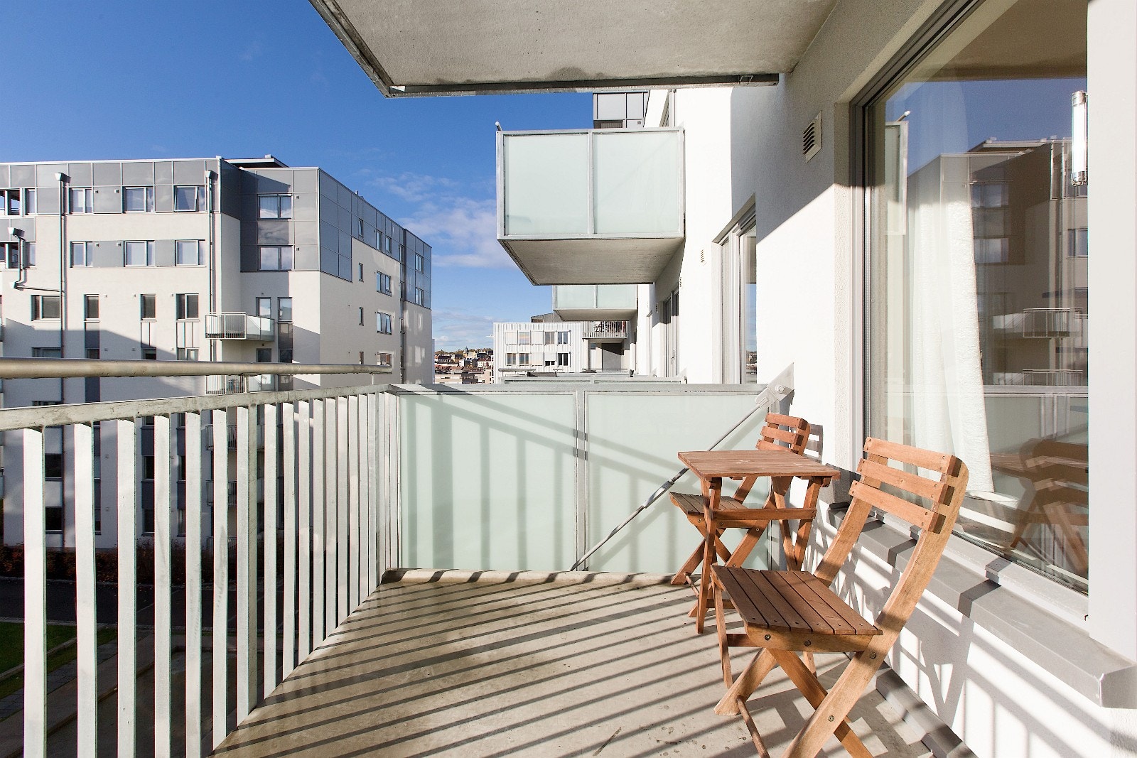 Stor sydvendt veranda med sol Galleribilde