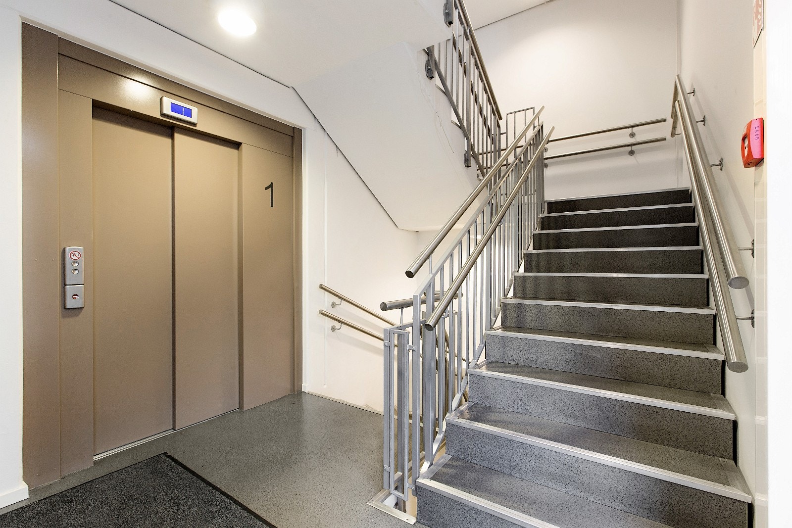 Inngangsparti med Heis og adkomst til garasje Galleribilde