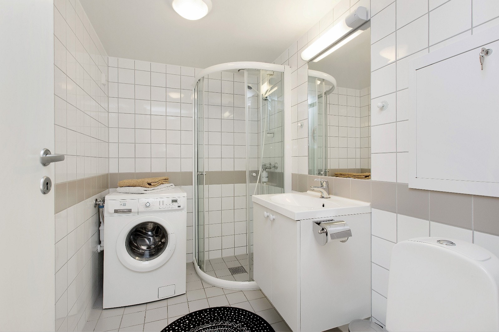 Bad med vaskemaskin og mulighet for tørketrommel Galleribilde