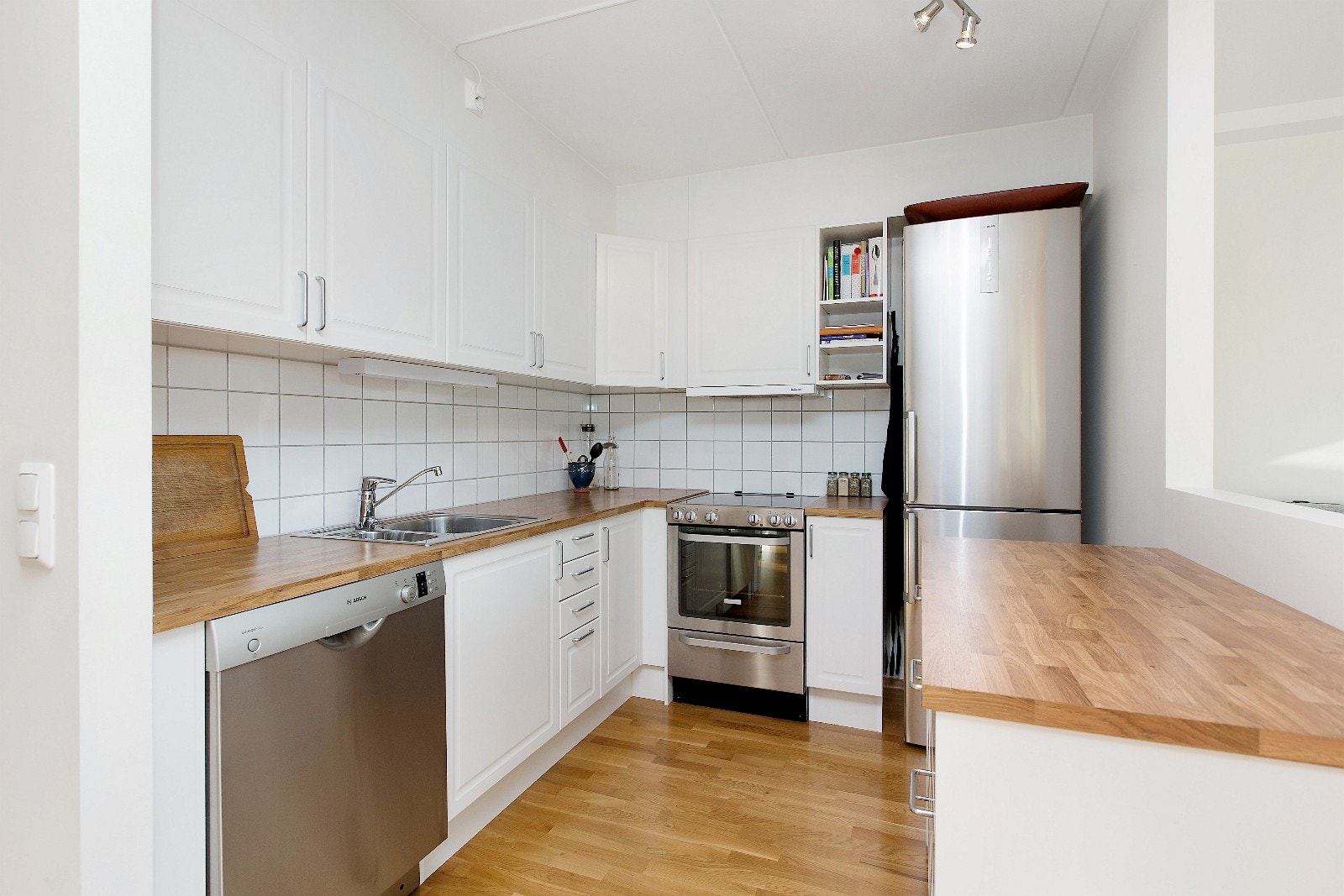 Kjøkken med Bosh/Electrolux hvitevarer Galleribilde