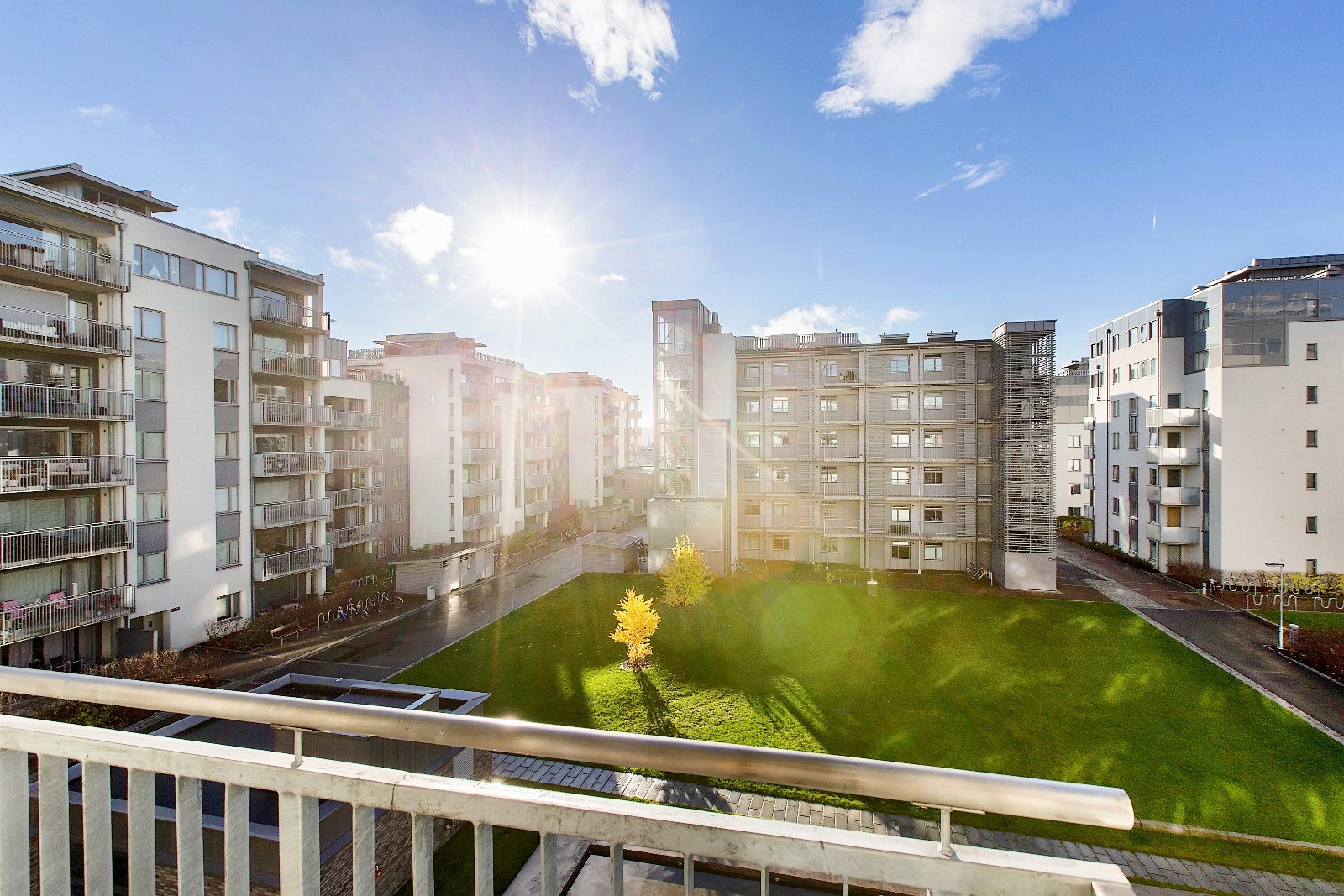 Utsikt fra veranda mot indre atrium og basseng Galleribilde
