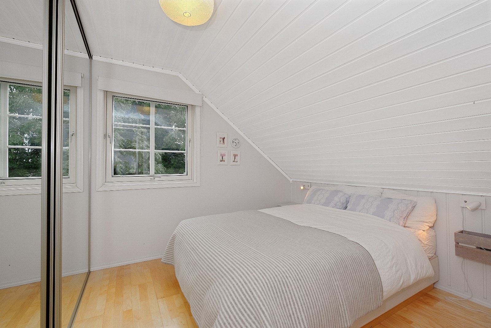 Soverom med skyvedørsgarderobe Galleribilde