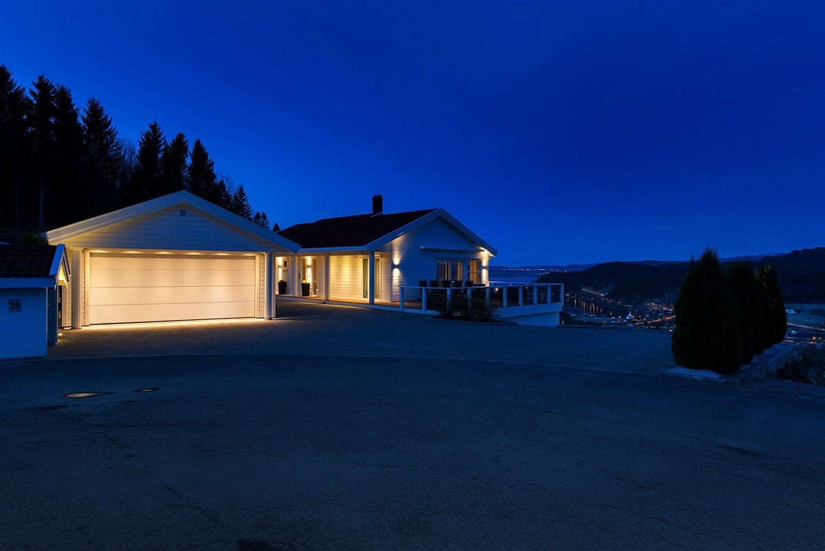 Et strøkent, steinbelagt gårdsrom med herlig utebelysning er det første som møter deg. Galleribilde