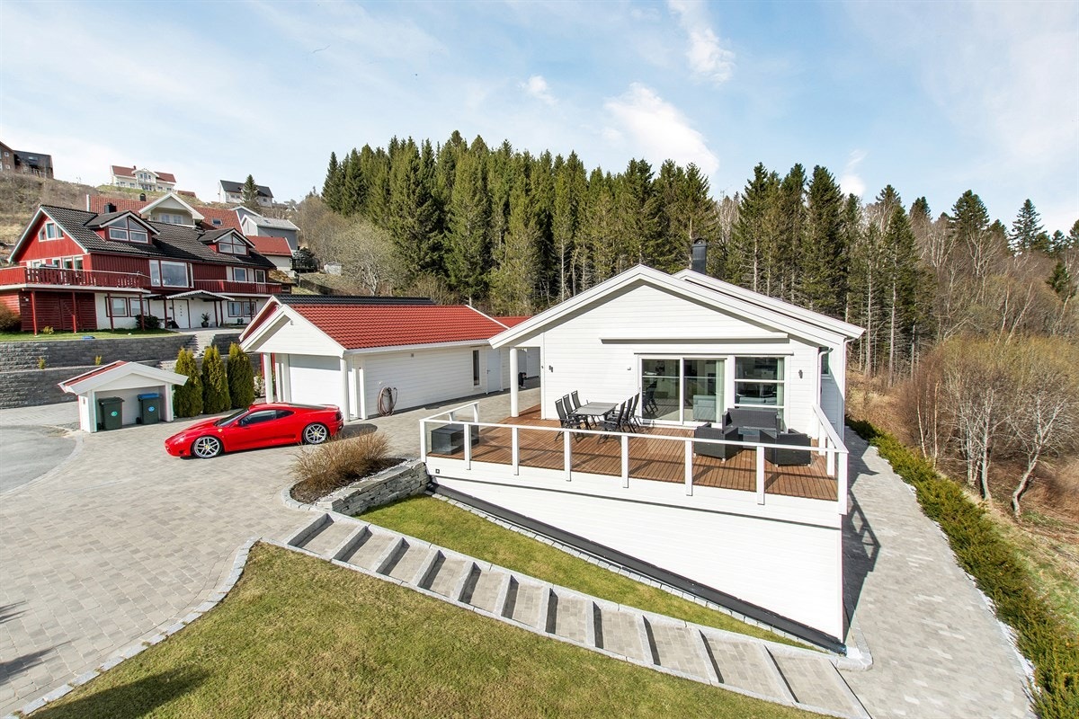 Den grønne plenen og hekken skaper en fin kontrast til de steinbelagte flatene. Galleribilde