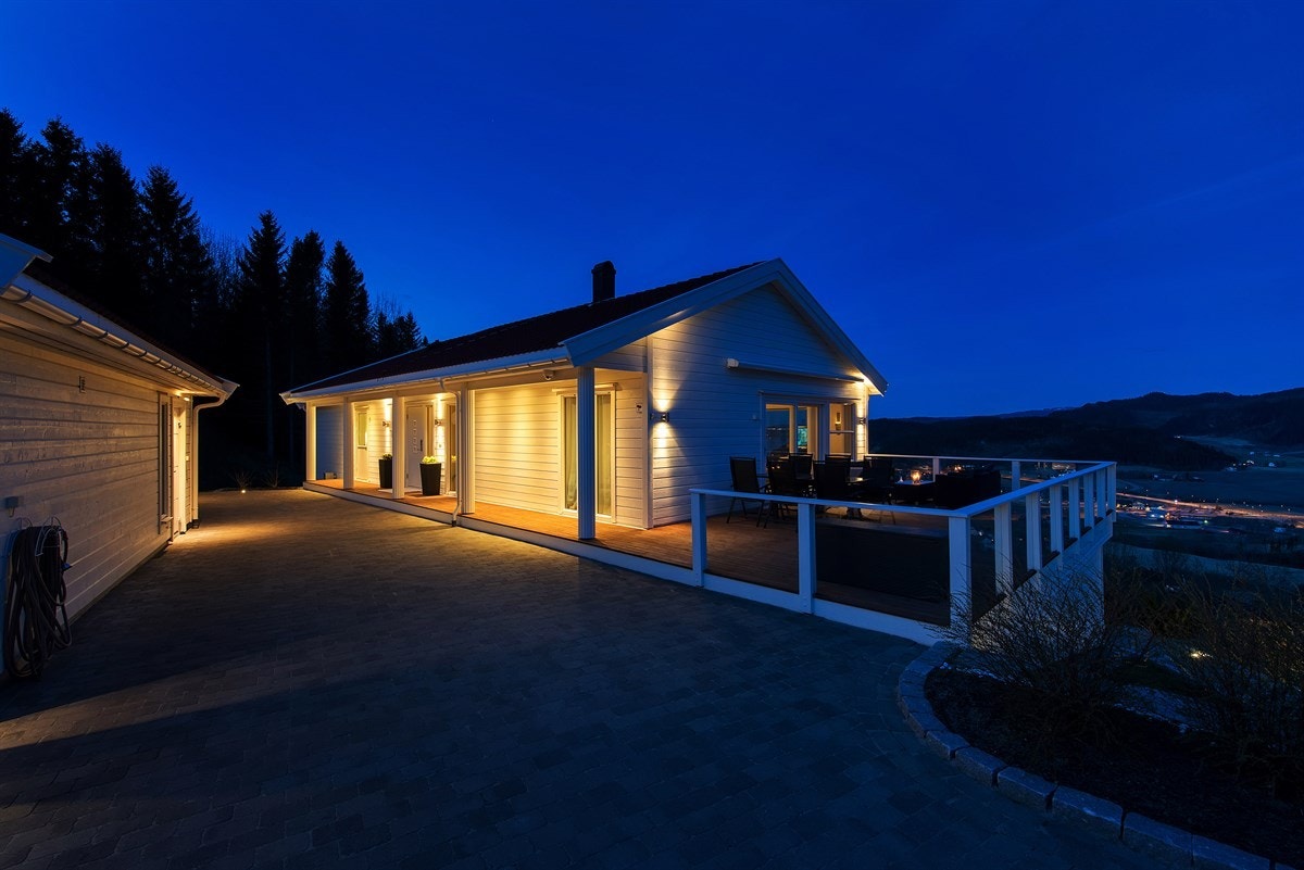 Innfelte downlights og vegglamper lyser opp inngangspartiet. Galleribilde