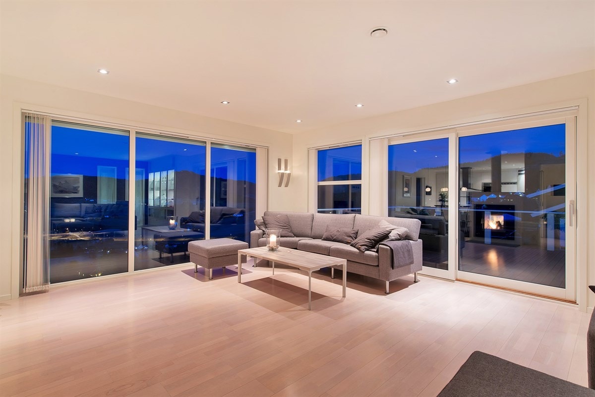 Store vindusflater gir godt utsyn, men kan også skjermes for innsyn ved hjelp av elektriske lamellgardiner. Galleribilde