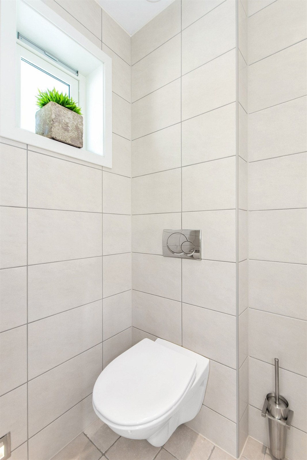 Pent og praktisk toalettrom rett innenfor ytterdøren. Galleribilde