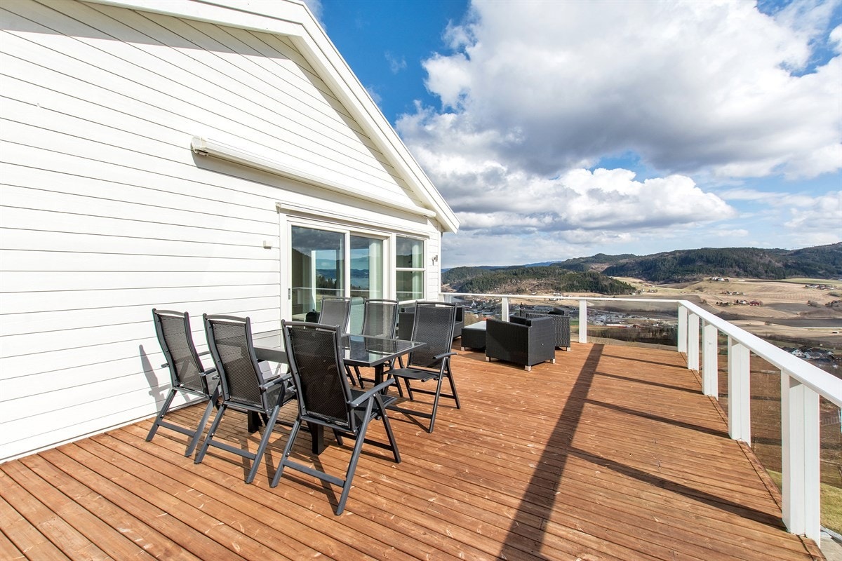 Solrik veranda med glassrekkverk. Elektrisk markise kan skyves om ved behov. Galleribilde