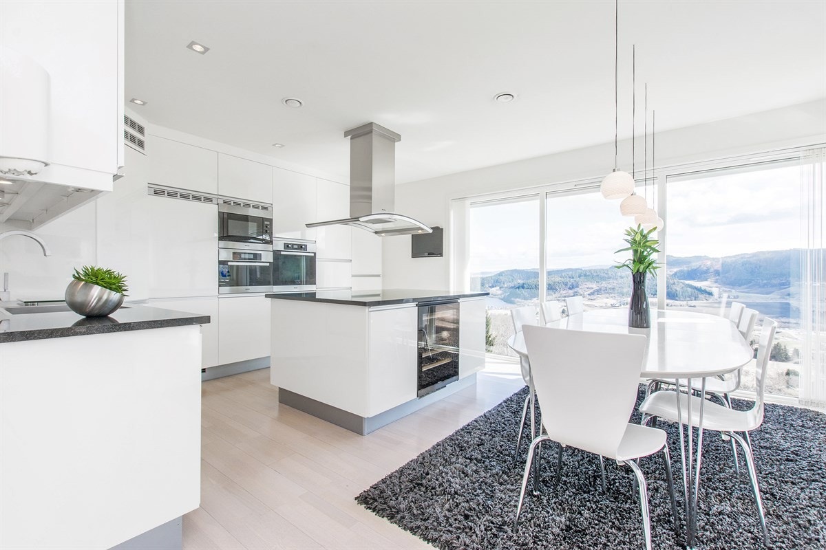 Måltidene kan inntas med utsikten som krydder. De store vinduene har utvendig elektrisk solskjerming som styres med fjernkontroll Galleribilde