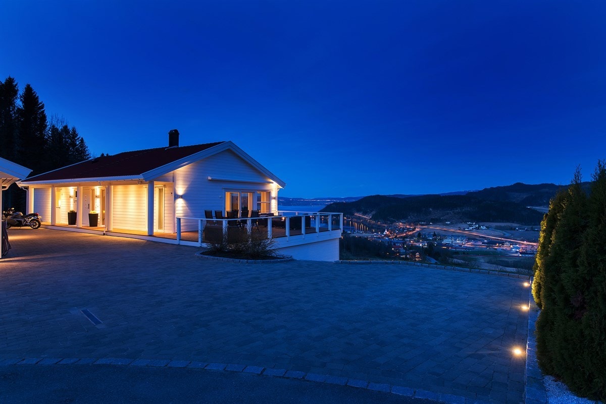Omfattende utebelysning lyser opp eiendommen etter mørkets frembrudd. Galleribilde