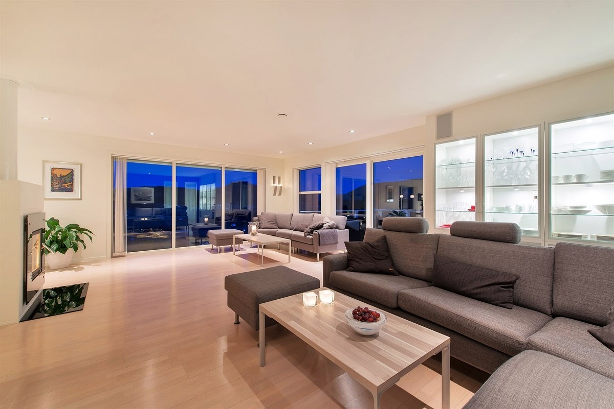 God planløsning og smarte løsninger gjør stuen til et allsidig rom. Galleribilde